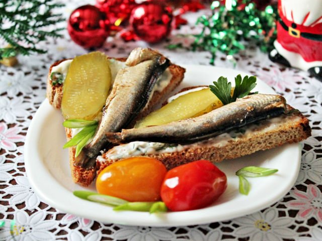 Бутерброди і закуски на святковий стіл Нового року: 10 простих і смачних рецептів