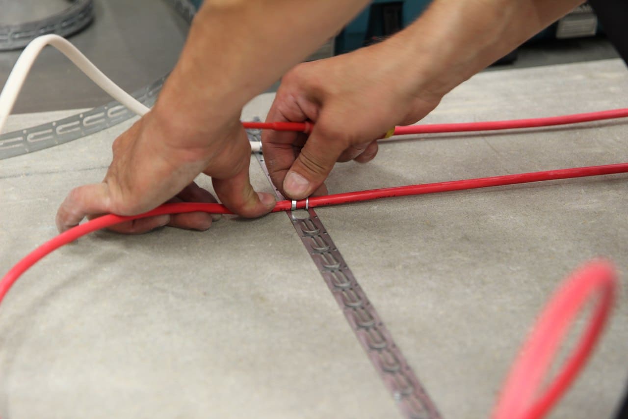 Як покласти теплу підлогу під плитку електричний своїми руками: пристрій і монтаж