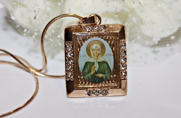 Ладанка що це таке, як правильно носити церковні золоті іконки для жінок, як носити ладанку від Матрони Московської, як вибрати, як зробити ладанку своїми руками