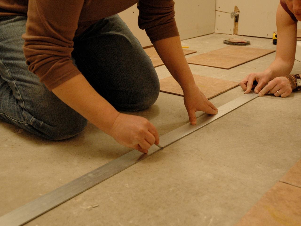 Як покласти теплу підлогу під плитку електричний своїми руками: пристрій і монтаж