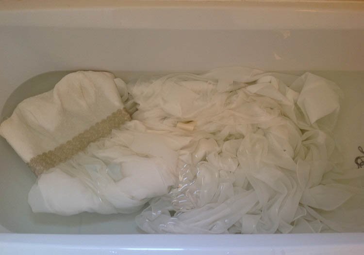 Як прати фатин: спідниця, плаття, тюль, штори, в пральній машині і в ручну