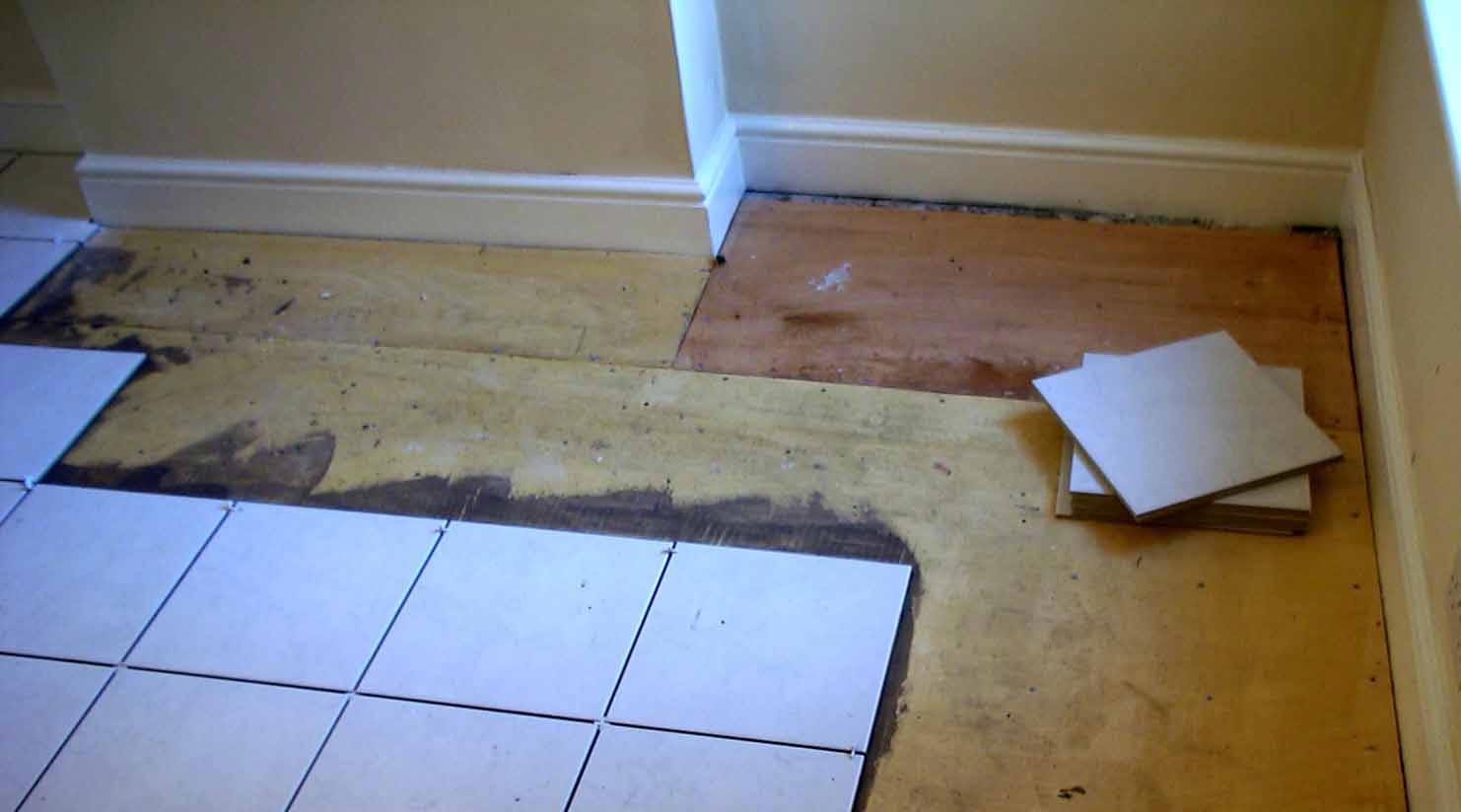 Як укласти плитку на деревяну підлогу у ванній? Монтаж плитки на деревяну підлогу у ванній кімнаті