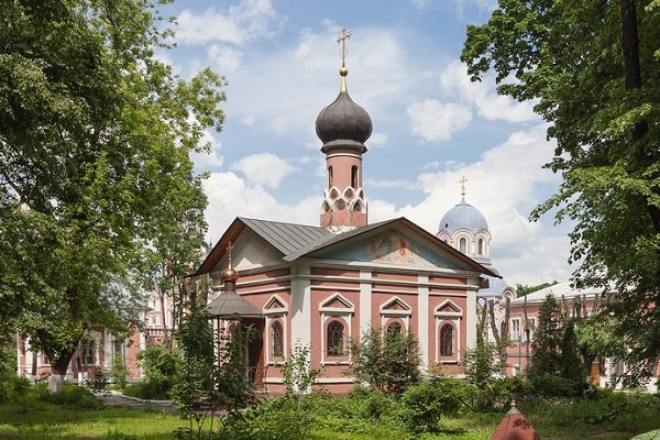 Донський монастир у Москві, розклад богослужінь на поточний тиждень, як дістатися на метро, святині Донського монастиря, могили відомих людей на донському кладовищі