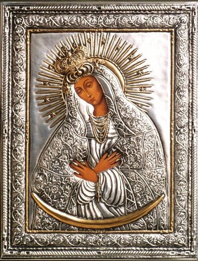 Остробрамська ікона Божої Матері від чого захищає, у чому допомагає, значення, молитва, де вішати в будинку, де знаходиться Остробрамська ікона Пресвятої Богородиці в Москві