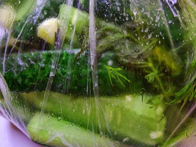 Хрусткі огірки малосольні 5 рецептів швидкого приготування