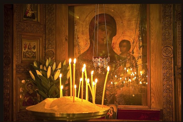 Як правильно ставити свічки у церкві: що говорити, куди ставити за здравіє, упокій, послідовність, скільки свічок потрібно ставити і чи можна ставити під час служби