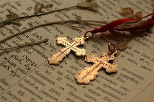 Як освятити хрестик куплений в магазині, скільки коштує освятити хрестик з ланцюжком в церкві, можна освятити хрестик в домашніх умовах, молитва для освячення хреста