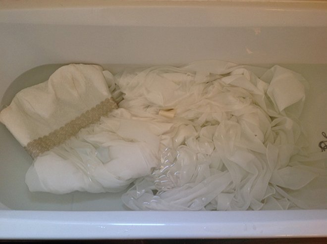 Як правильно прати весільну сукню в пральне машині і в ручну