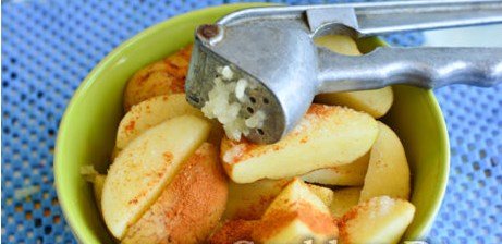 Картопля по селянськи в духовці: 6 покрокових рецептів