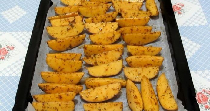 Картопля по селянськи: 10 покрокових рецептів приготування в духовці