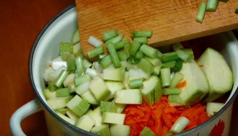 Салати з кабачків на зиму без стерилізації: 6 смачних рецептів