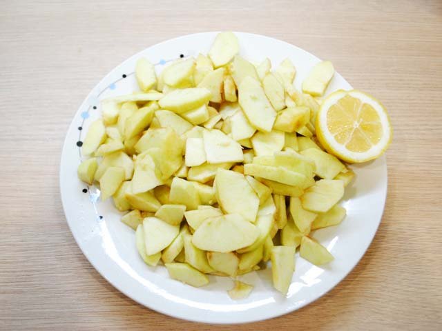 Пишна шарлотка з яблуками на кефірі – смачні рецепти приготування в духовці