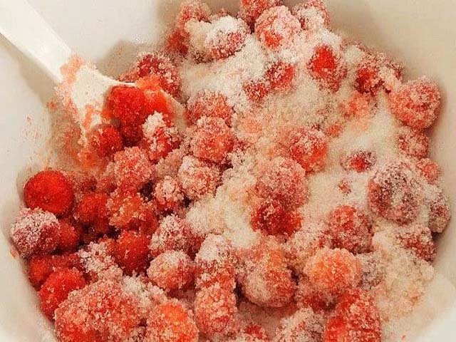Густе варення з полуниць на зиму – 7 рецептів смачного варення з цілими ягодами