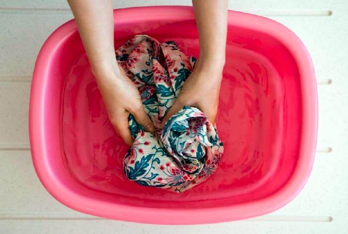 Як правильно прати штори для ванної кімнати: в пральній машині і в ручну, видалення жовтих плям і цвілі