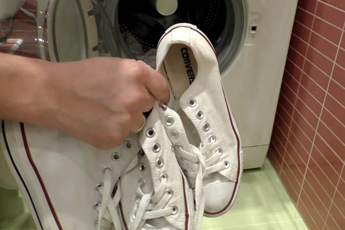 Як правильно прати конверси: у пральній машині і в ручну
