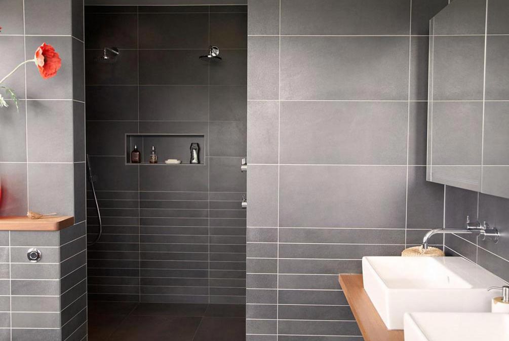 Яка плитка краще матова або глянсова для ванної кімнати?