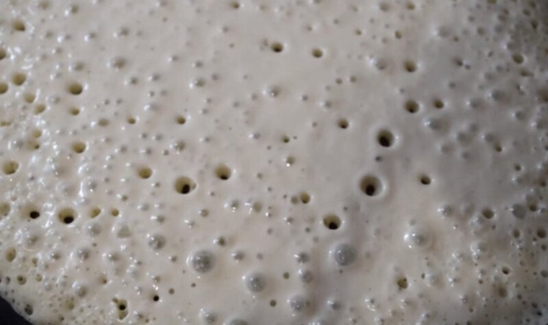 Млинці товсті пишні на молоці і кефірі — 7 покрокових рецептів з дірочками