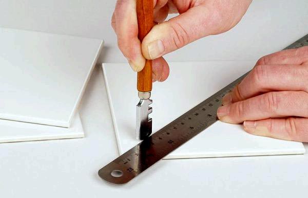 Як різати керамічну плитку ручним склорізом?