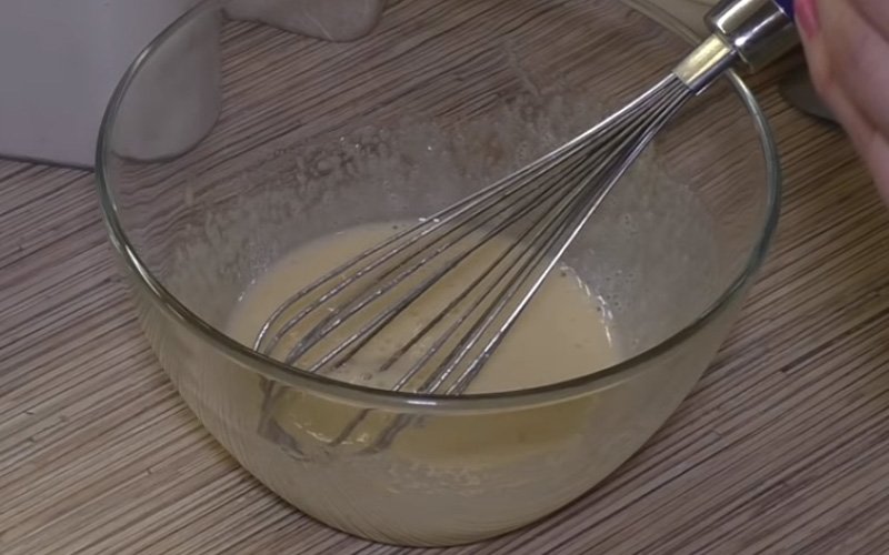 Млинці товсті пишні на молоці і кефірі — 7 покрокових рецептів з дірочками