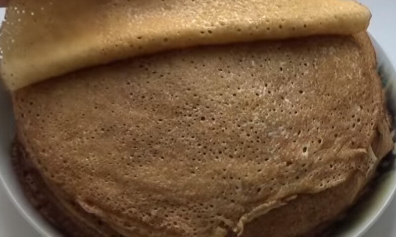 Тонкі млинці на кефірі з дірочками — 4 покрокових рецепта тонких млинчиків