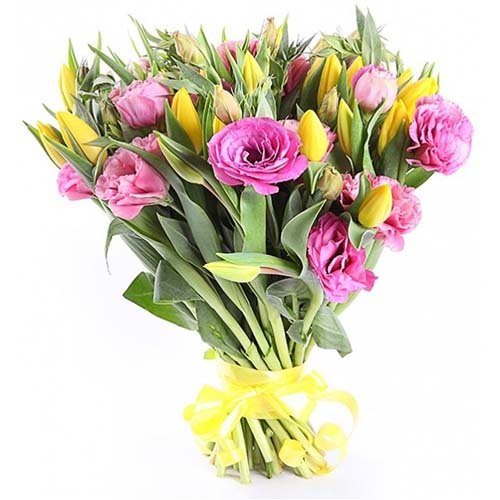 Квіти на 8 березня: ідеї красивих букетів, поєднання з тюльпанів, троянд, мімоз