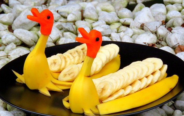 Як красиво нарізати банан на стіл в домашніх умовах