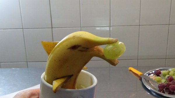 Як красиво нарізати банан на стіл в домашніх умовах