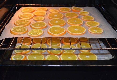 Як апельсин засушити для декору — в духовці, мікрохвильовій печі, на батареї, цілком