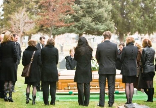 Якісь прощальні слова треба вимовляти на похоронах