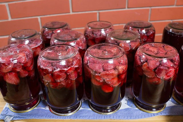 Варення з полуниць на зиму. Рецепти густого варення з цілими ягодами