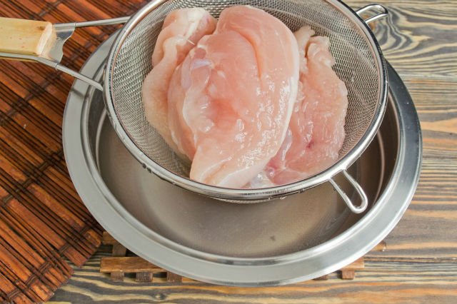 Як приготувати курку смачно і незвично в духовці на сковороді