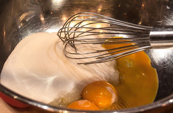 Пиріжки з черемшею і яйцем в духовці на сковороді, рецепти