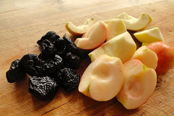 Гуска з чорносливом і яблуками, покроковий рецепт приготування