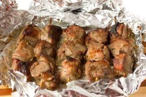 Шашлик зі свинини в духовці на шпажках: 10 рецептів, як приготувати соковите і мяке мясо