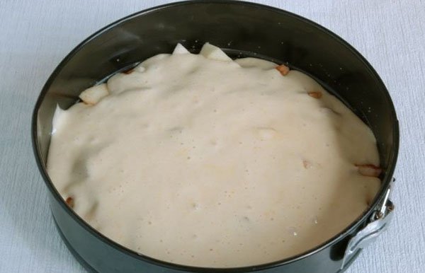 Шарлотка на кефірі з яблуками в духовці, покроковий рецепт з фото