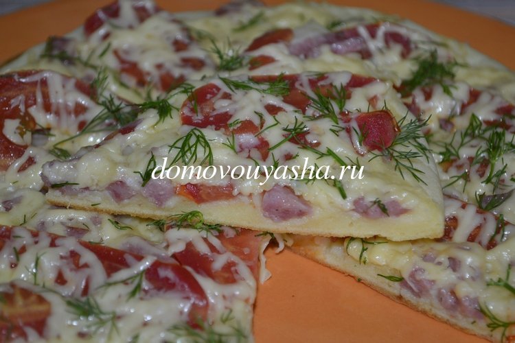 Піца на сковороді за 10 хвилин: рецепт на майонезі зі сметаною