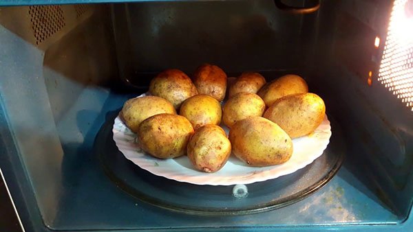 Картопля в мікрохвильовці швидко і просто, як приготувати рецепт