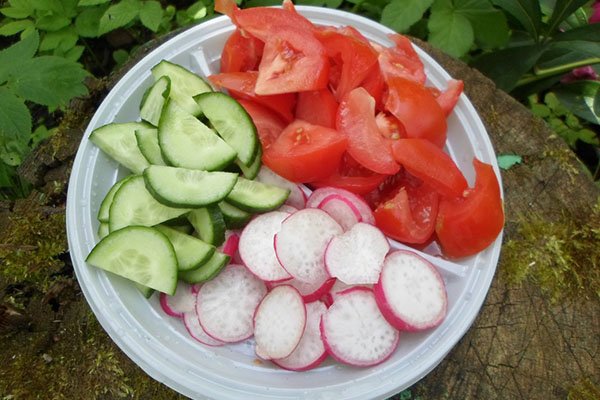 Салат з черемшею з додаванням інших інгредієнтів, рецепти