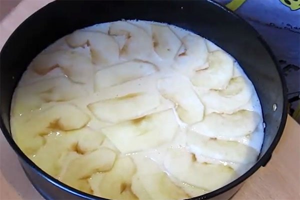 Шарлотка пишна з яблуками в духовці, покроковий рецепт з фото