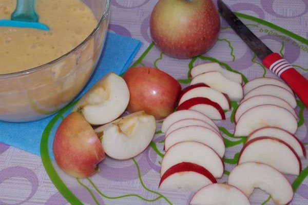 Шарлотка на кефірі з яблуками в духовці, покроковий рецепт з фото