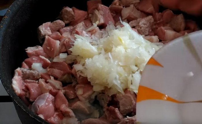 Гуляш зі свинини з підливою: найкращі рецепти, щоб мясо було соковитим і мяким