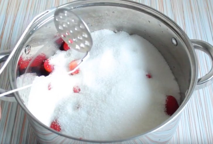 Полуниця протерта з цукром: 6 рецептів на зиму без варіння