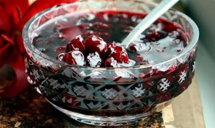 Варення з вишні з кісточками на зиму: 8 рецептів, як приготувати густе з цілими ягодами