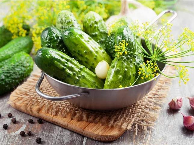 Малосольні огірки в банку: 8 рецептів, як приготувати хрусткі та смачні