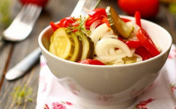 Салат з огірків, помідорів і перцю на зиму (пальчики оближеш)