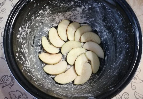 Рецепт шарлотки в мультиварці з яблуками, покрокова інструкція