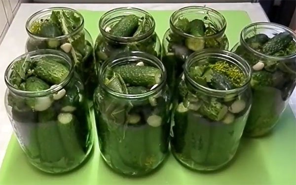 Огірки з петрушкою і часником на зиму, покрокові рецепти з фото