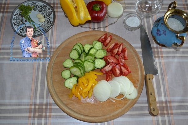 Салат з огірків, помідорів і перцю на зиму (пальчики оближеш)