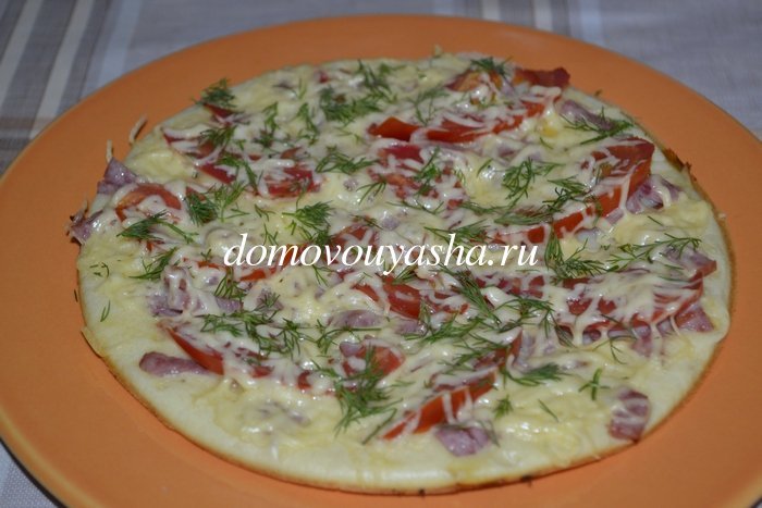 Піца на сковороді за 10 хвилин: рецепт на майонезі зі сметаною