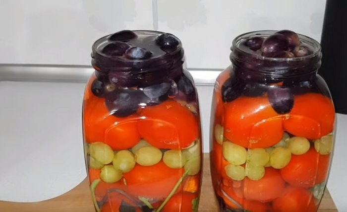 Помідори з виноградом на зиму в літрових банках (рецепт без стерилізації)